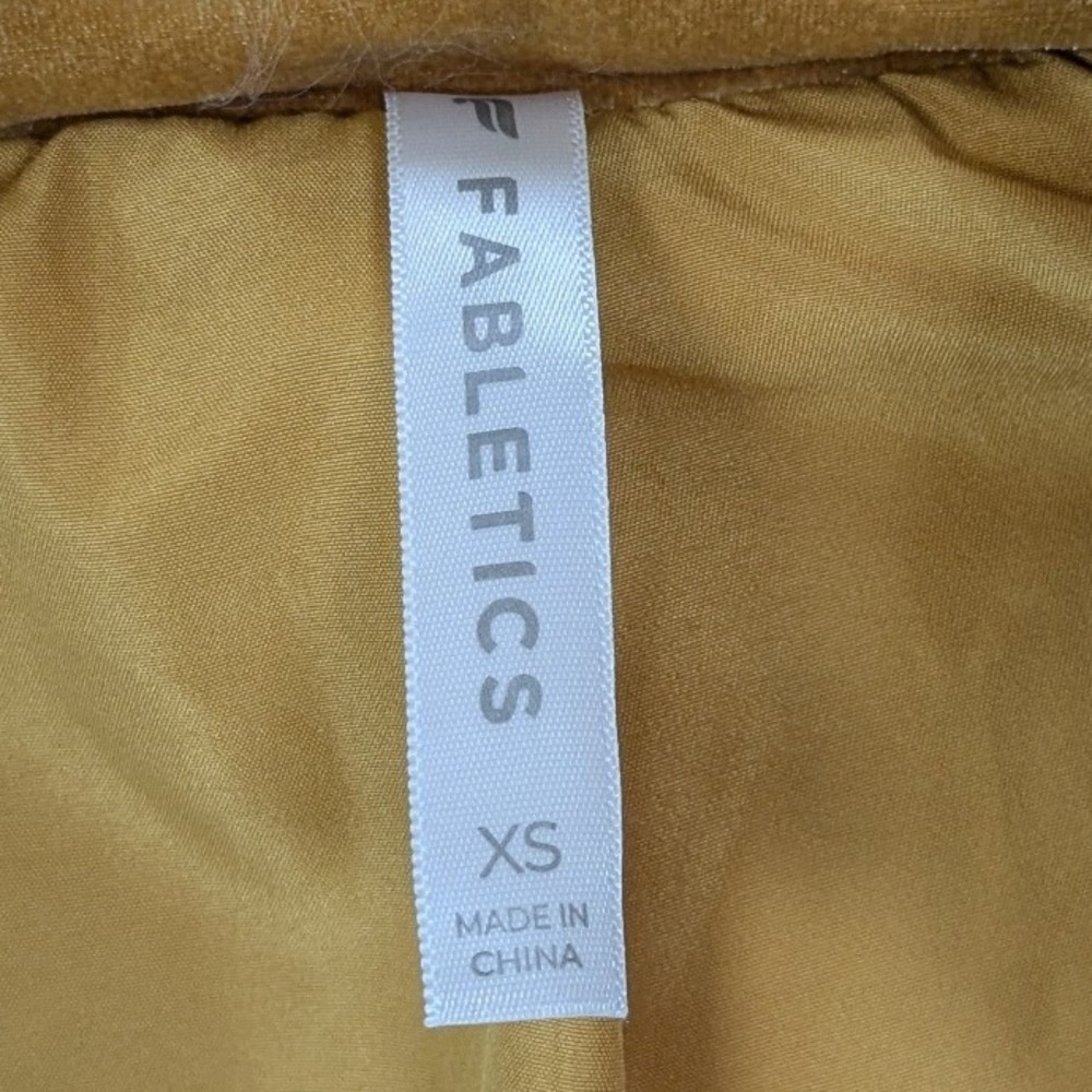 Fabletics Womens Wander Crushed Velour Honey Yellow Cropped Puffer Jacket XS - Picture 2 of 8